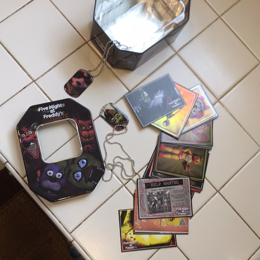 Two necklace and some cards